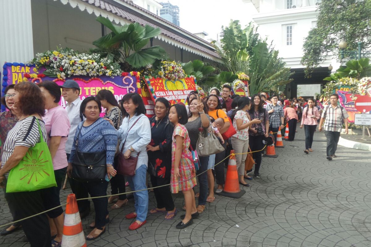 Warga mengantre untuk berfoto bersama Ahok di Balai Kota DKI Jakarta, Jalan Medan Merdeka Selatan, Jumat (28/4/2017). 