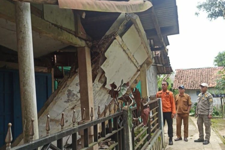 Ratusan Rumah di Bogor Rusak akibat Gempa Swarm Sukabumi, Warga Sempat Mengungsi ke Tenda