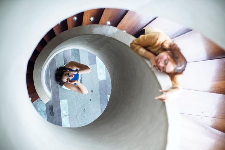 Lokasi tangga di poster film Sore: Istri dari Masa Depan terletak di Hotel Artotel Thamrin, Jakarta Pusat. Tangga melingkar yang menghubungkan lantai satu hingga lantai tiga hotel ini termasuk spot ikonik di area hotel.