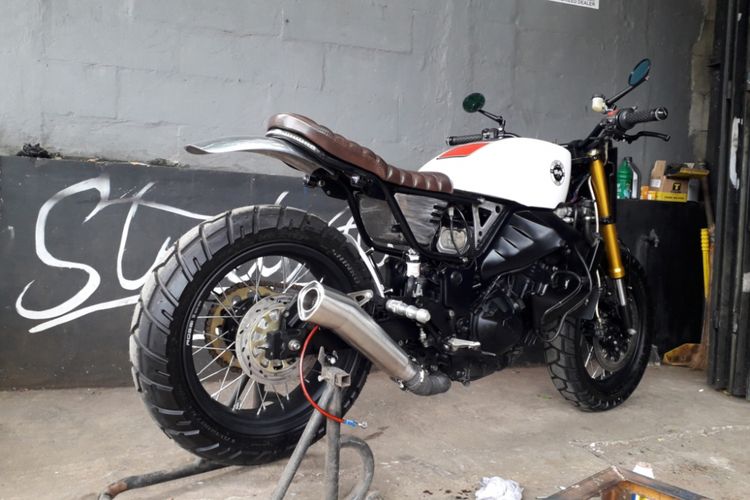 Kawasaki Ninja 250 FI bergaya scrambler garapan bengkel Street Arts Custom saat berada di bengkel yang berlokasi di Tirtajaya, Depok, Rabu (19/9/2018).