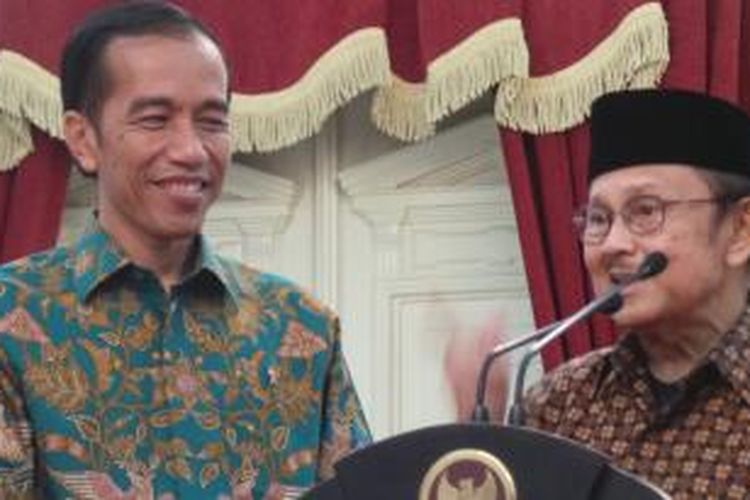 Presiden Joko Widodo bersama dengan Presiden ketiga RI BJ Habibie usai bertemu di Istana Merdeka, Kamis (29/1/2015).