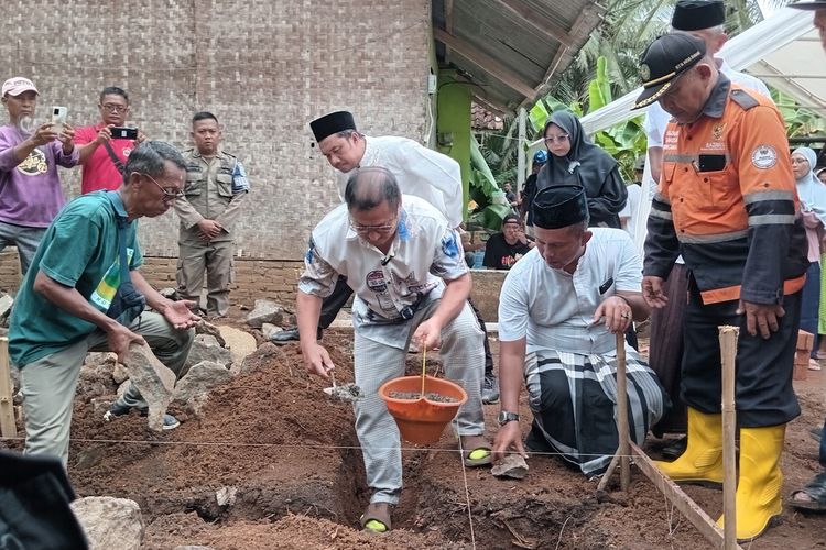 Hartono Soekwanto membantu pembangunan rumah baru pasangan Kar'an dan Tati warga Kota Banjar, Jawa Barat, Rabu (22/10/2025).