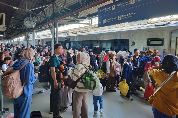 Ilustrasi puncak arus balik libur Idul Adha di stasiun kereta api.