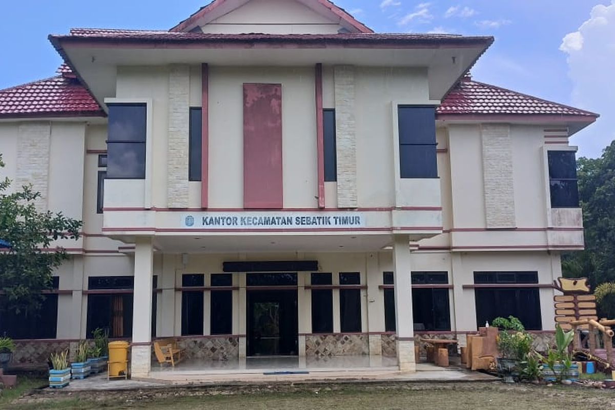 Kantor Kecamatan Sebatik Timur, Nunukan, Kaltara. Sejak dibangin 2013, kantor ini tidak terpasang listrik PLN dan hanya mengandalkan genset