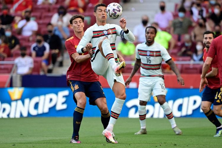 Kapten Timnas Portugal Cristiano Ronaldo berduel dengan bek Spanyol Pau Torres pada laga persahabatan internasional di Stadion Wanda Metropolitano, Madrid, pada Sabtu (5/6/2021) dini hari WIB.