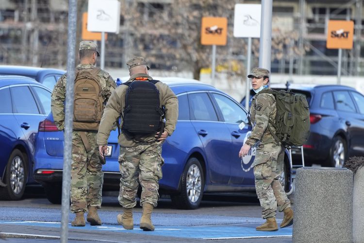 Tentara Amerika Serikat tiba di bandara Rzeszow-Jasionka, Polandia, pada Sabtu (5/2/2022) dari Wiesbaden, Jerman. AS mengerahkan personel militernya untuk membantu NATO, berjaga-jaga jika Rusia perang dengan Ukraina.