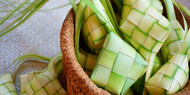 Ketupat adalah hidangan khas pada Hari Raya Lebaran di Indonesia