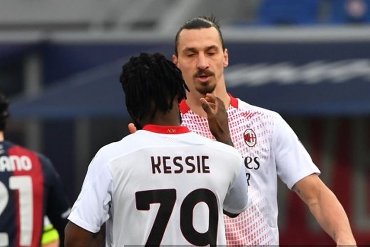 Franck Kessie dan Zlatan Ibrahimovic merayakan gol AC Milan ke gawang Bologna, Sabtu (30/1/2021) malam WIB di Stadion Renado DellAra.