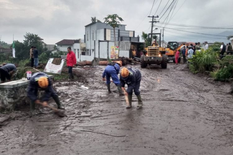 Personel BPBD Kota Batu dan instansi lainnya membersihkan material lumpur dari jalanan, Jumat (8/12/2023)