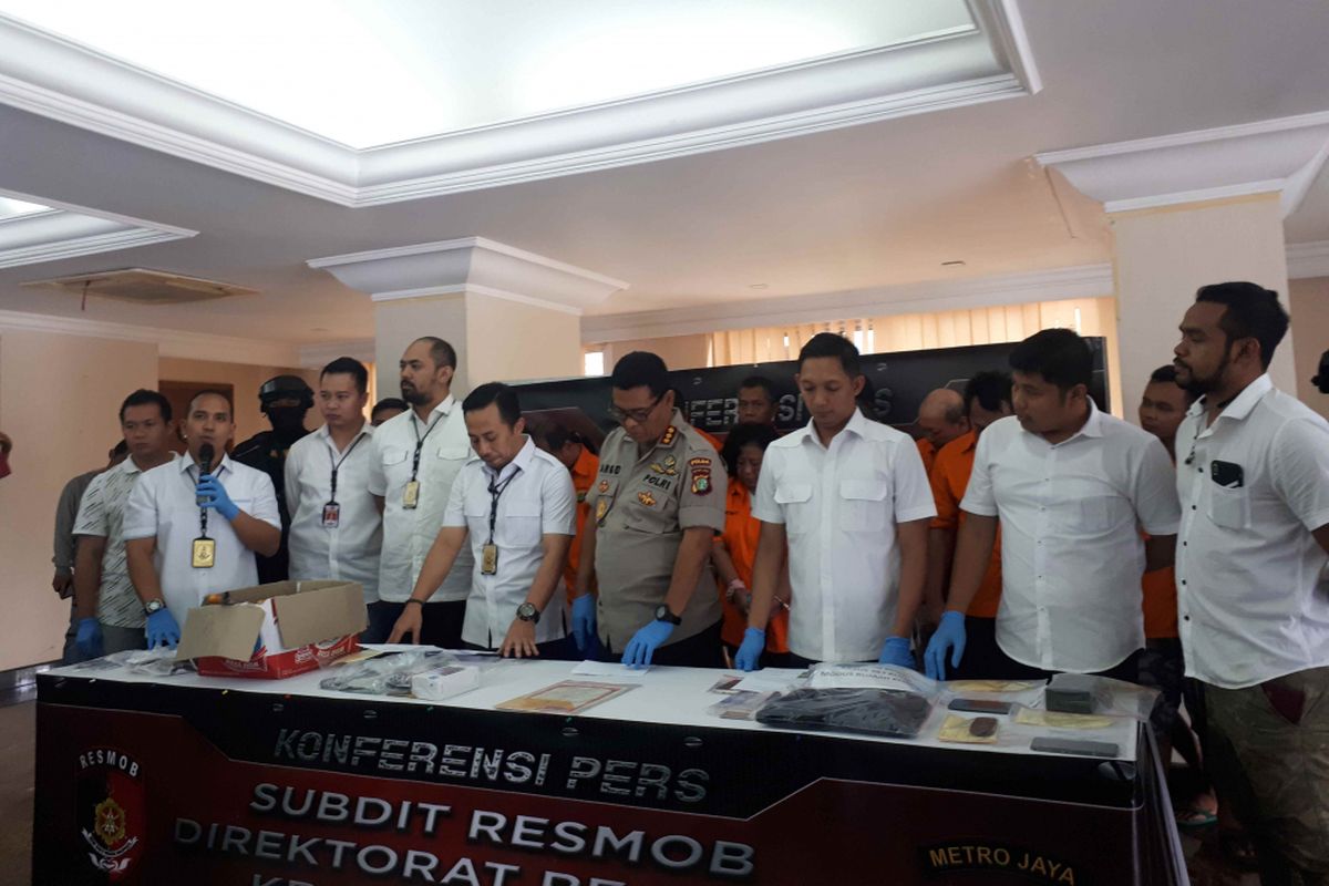 Jajaran Polda Metro Jaya saat melakukan press conference kasus pencurian dan penipuan di Mainhall Gedung Utama Polda Metro Jaya, Senin (21/1/2019). 