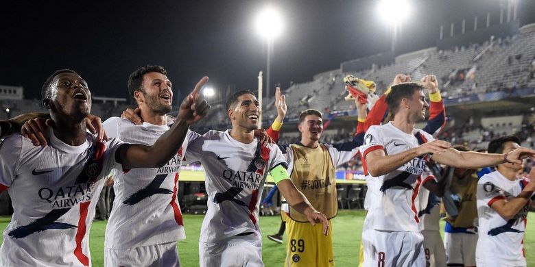 Para pemain Paris Saint-Germain (PSG) merayakan kemenangan dramatis atas Barcelona pada laga matchday kedua Liga Champions di Estadi Olímpic Lluís Companys, Rabu (1/10/2025) atau Kamis dini hari WIB.