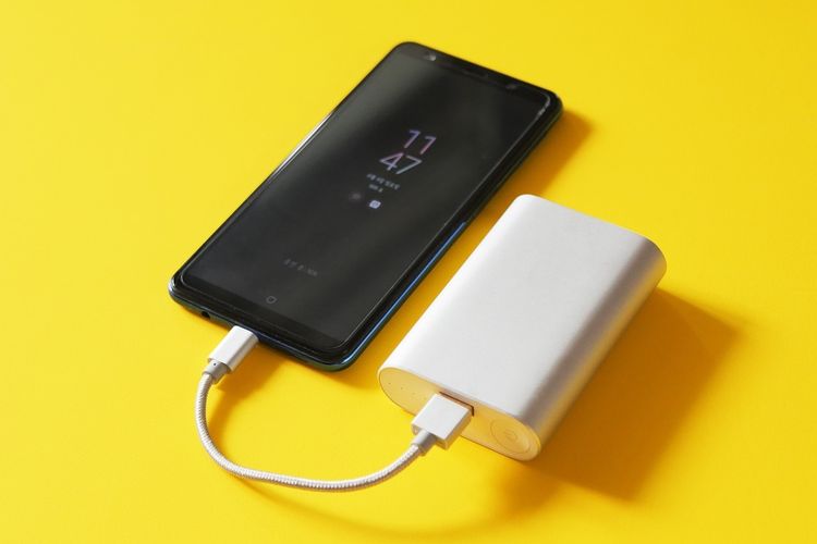 Ilustrasi power bank atau pengisi daya portabel yang kerap dibawa saat perjalanan jauh.