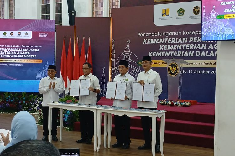 Penandatanganan kesepakatan bersama antara Menteri PU, Menteri Agama, dan Menteri Dalam Negeri tentang Kinerja Dalam Penyelenggaraan Infrastruktur Pesantren di Kantor Kemenko PM, Jakarta Pusat, Selasa (14/10/2025).