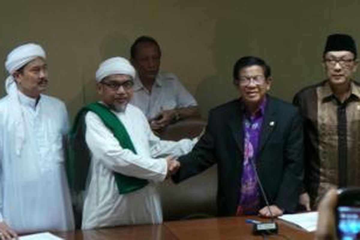 Ketua Umum FPI Habib Muchsin Ahmad Al Atthas saat menemui anggota DPD RI AM Fatwa, di Kompleks Gedung Parlemen, Jakarta, Senin (13/10/2014).