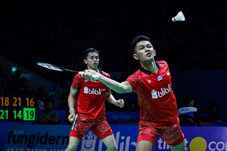 Pasangan ganda putra Indonesia, Fajar Alfian dan Muhammad Rian Ardianto mengembalikan bola ke arah pasangan asal Jepang, Takeshi Kamura dan Keigo Sonoda dalam laga babak pertama Indonesia Open 2018 di Istora Senayan, Jakarta, Rabu (4/7/2018). Pasangan ganda putra Indonesia, Fajar Alfian dan Muhammad Rian menang dengan skor 21-18, 14-21 dan 21-18.