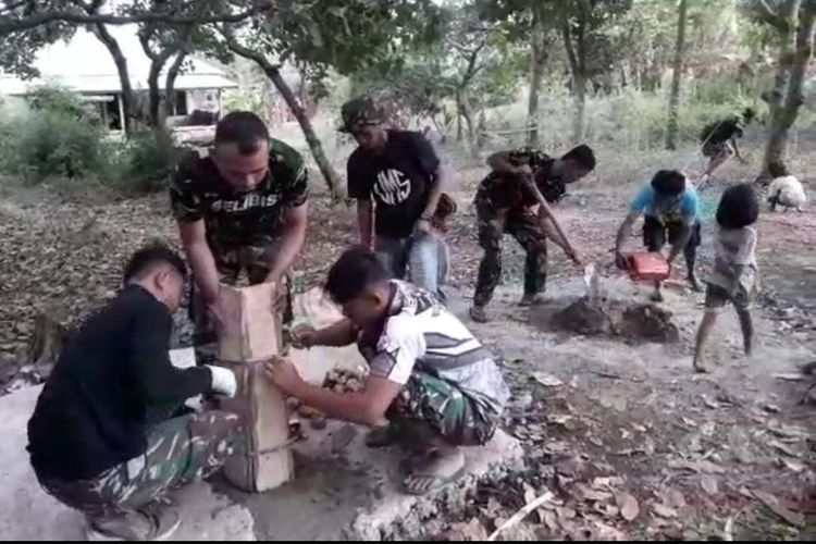 Warga Desa Patiala Dete, Kecamatan Laboya Barat, Kabupaten Sumba Barat, Nusa Tenggara Timur (NTT), membantu anggota TNI AD membangun wadah untuk keran air