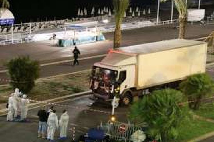 Truk lori yang digunakan dalam serangan teror di Nice, Perancis selatan, Kamis (14/7/2016) malam.