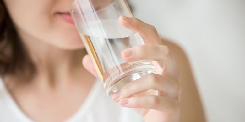Apakah minum air putih bisa menghentikan haid
