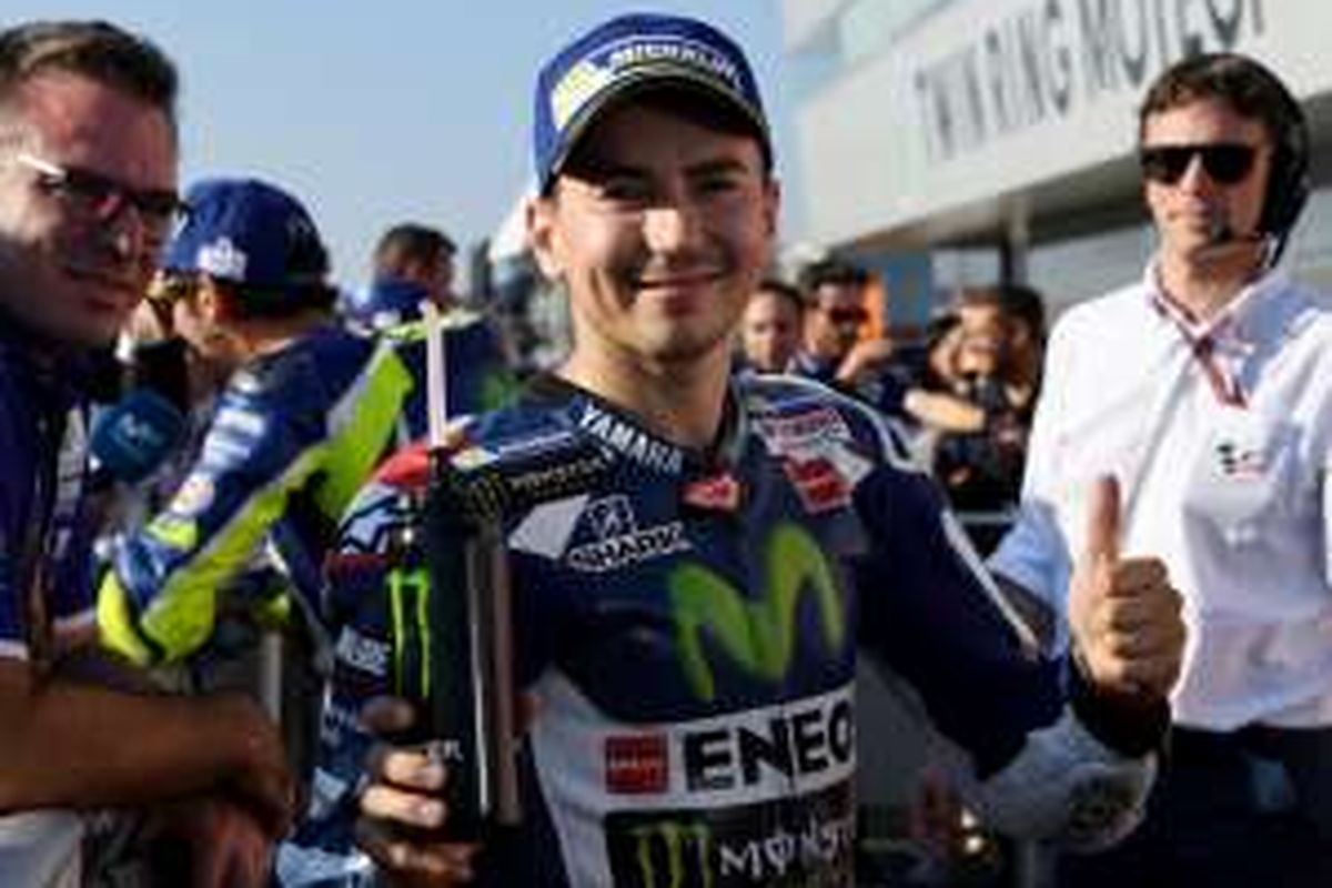 Pebalap Movistar Yamaha MotoGP asal Spanyol, Jorge Lorenzo, bereaksi setelah menyelesaikan sesi kualifikasi GP Jepang di Sirkuit Twin Ring Motegi, Sabtu (15/10/2016). Lorenzo mencatat putaran tercepat ketiga.