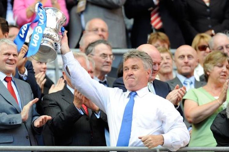 Guus Hiddink mengangkat trofi Piala FA setelah Chelsea mengalahkan Everton pada partai final di Stadion Wembley, 30 Mei 2009.