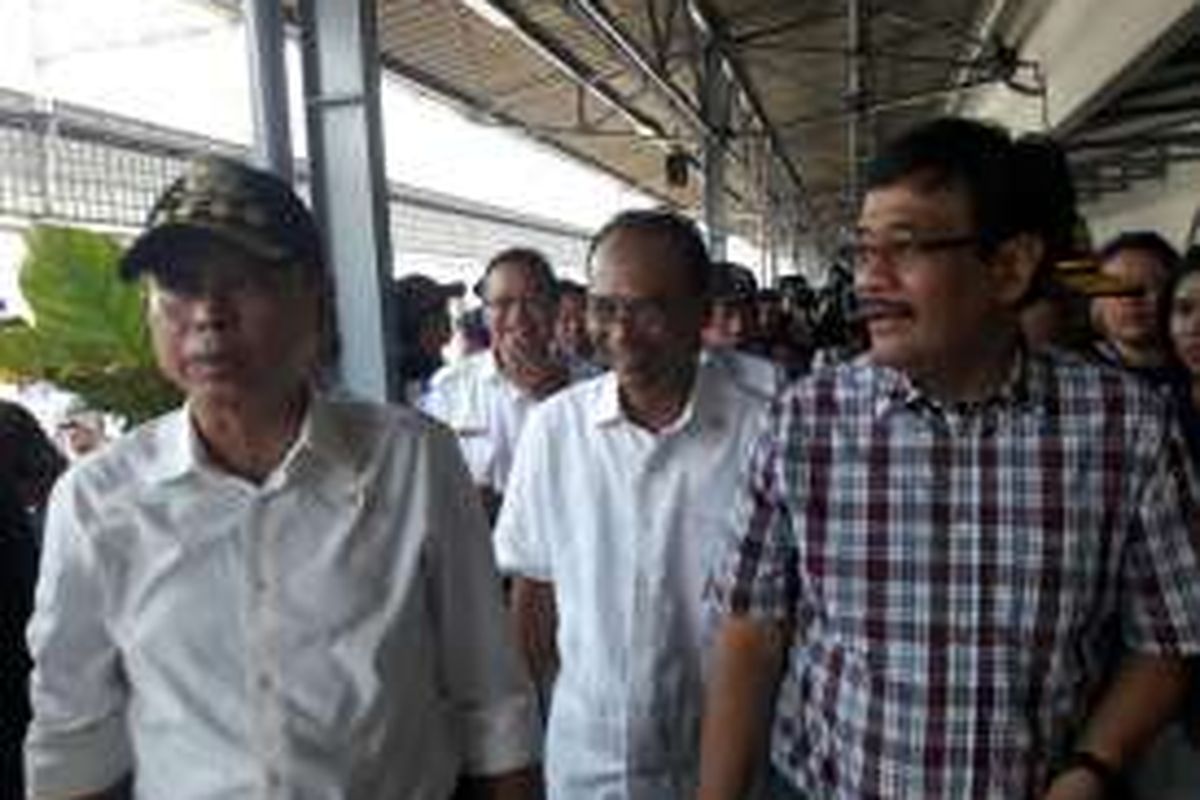 Menteri Perhubungan Ignasius Jonan (kiri) dan Wakil Gubernur DKI Jakarta Djarot Saiful Hidayat usai melepas pemudik gratis di Stasiun Senen, Jakarta, Sabtu (2/7/2016)