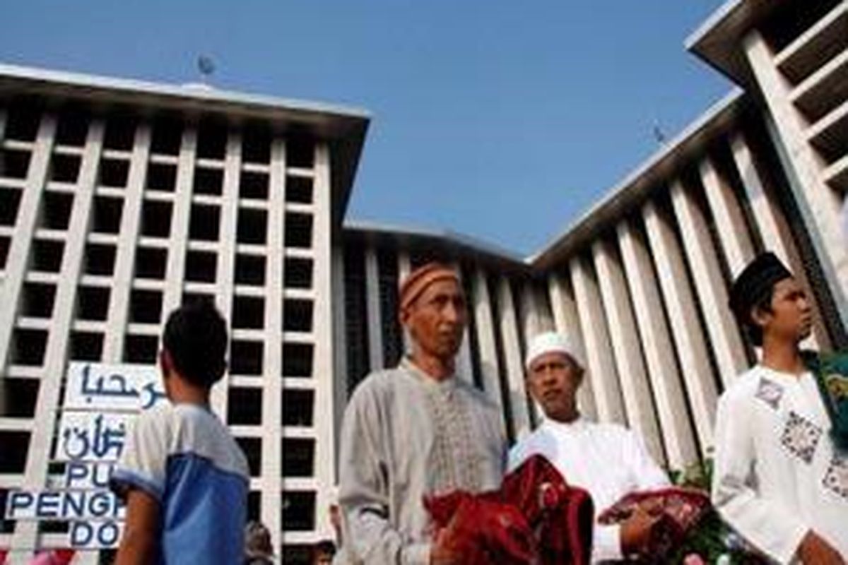 Sejumlah umat muslim di Jakarta usai menjalankan Shalat Ied bersama di Masjid Istiqlal, Jakarta, Rabu (1/10/2008) pagi. 
