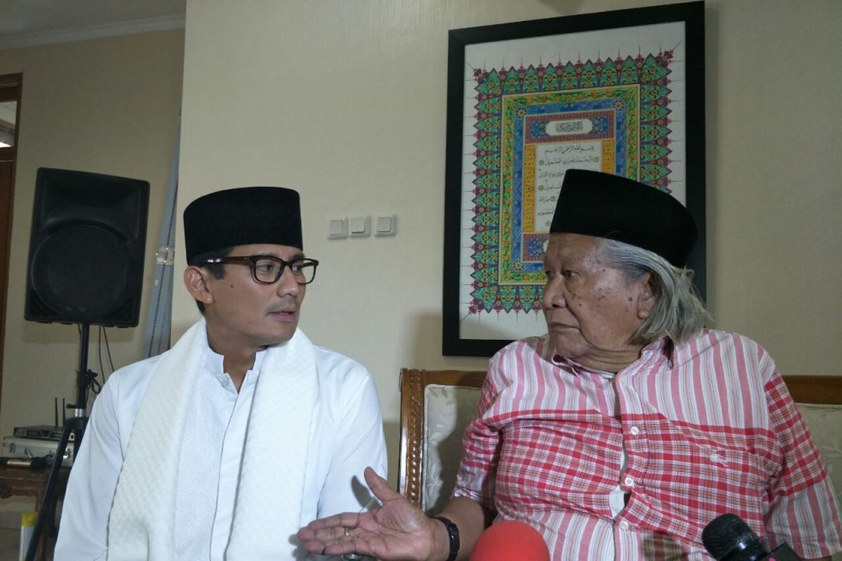 Wakil Gubernur DKI Jakarta Sandiaga Uno bersama budayawan Betawi Ridwan Saidi di rumah dinas wagub, Jalan Denpasar, Sabtu (30/12/2017). 