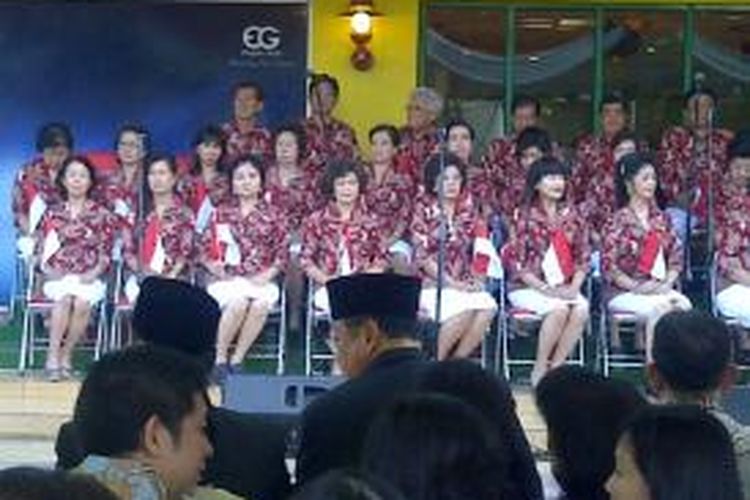 Paduan suara Paguyuban Warga Tiong Hoa Surabaya antusias menyanyikan lagu kebangsaan RI.