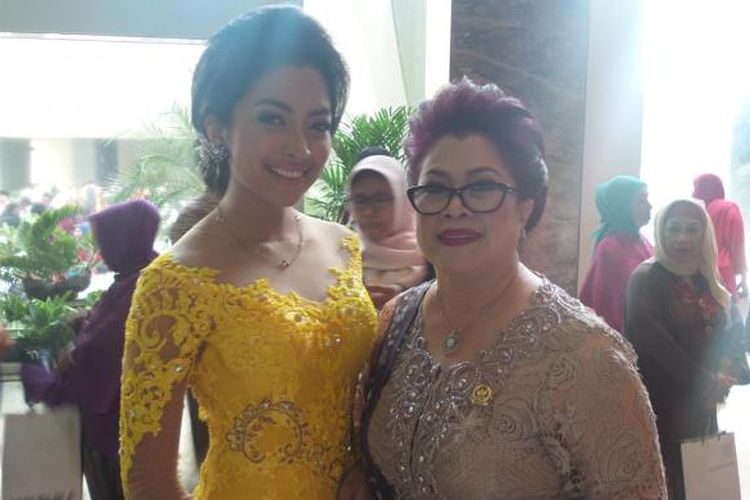 Finalis Puteri Indonesia 2011 Andi Tenri Natassa bersama ibunya Dewie Yasin Limpo, anggota DPR terpilih dari Dapil I Sulsel asal Partai Hanura.