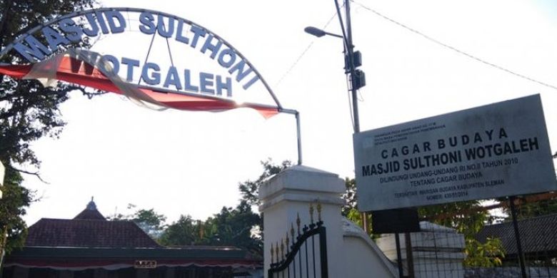 Cagar budaya peninggalan zaman Kerajaan Mataram Islam, Masjid Sulthoni Wotgaleh masih berdiri kokoh di sebelah selatan Bandara Adisucipto Yogyakarta meski usianya sudah ratusan tahun. 
