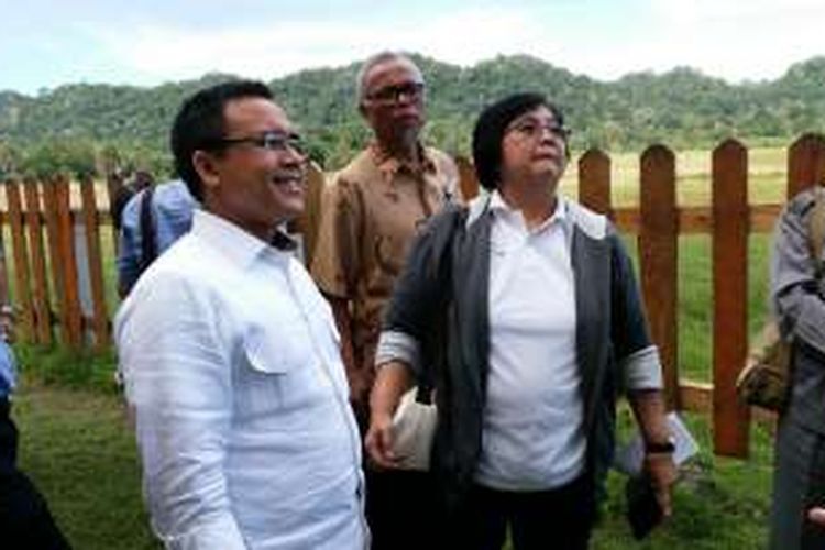 Menteri Lingkungan Hidup dan Kehutanan Siti Nurbaya bersama Bupati Banyuwangi Abdullah Azwar Anas saat mengunjungi Sadengan, padang savana tempat habitat banteng di wilayah Taman Nasional Alas Purwo, Banyuwangi, Jawa Timur, Minggu (27/3/2016).