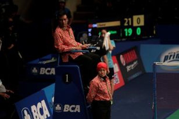 Para wasit yang mengenakan bajut batik pada semifinal BCA Indonesia Open Superseries Premier, Sabtu (21/6/2014).