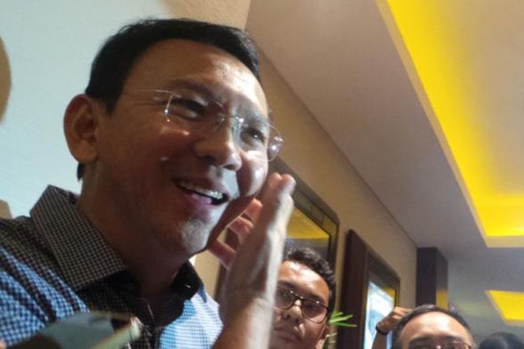 Calon gubernur DKI Jakarta Basuki Tjahaja Purnama atau Ahok usai nonton bareng Jakarta Undercover di Lotte Shopping Avenue, Kuningan, Jakarta Selatan, Rabu (8/3/2017).