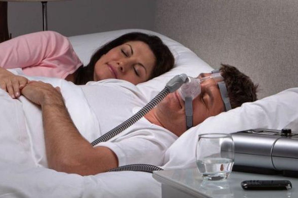 Ilustrasi penggunaan CPAP pada pasien sleep apnea