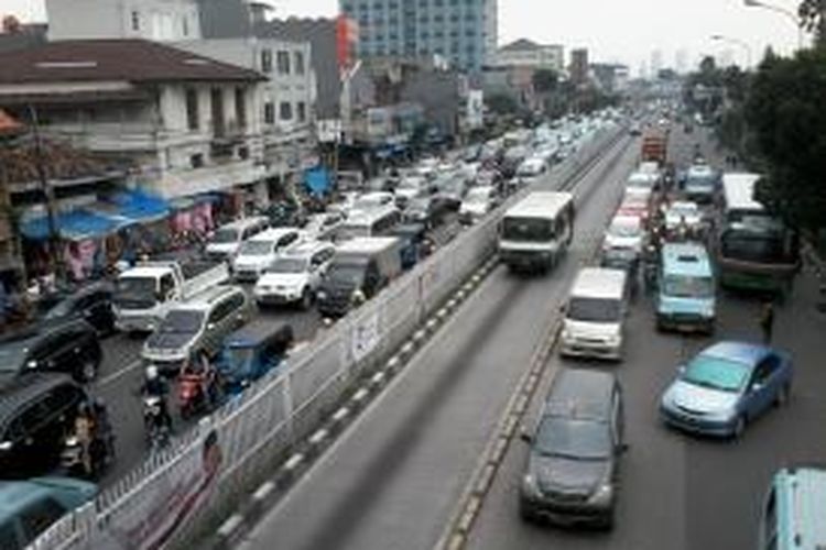 Angkutan umum melanggar masuk jalur busway di depan Pasar Mester Jatinegara, Jakarta Timur.