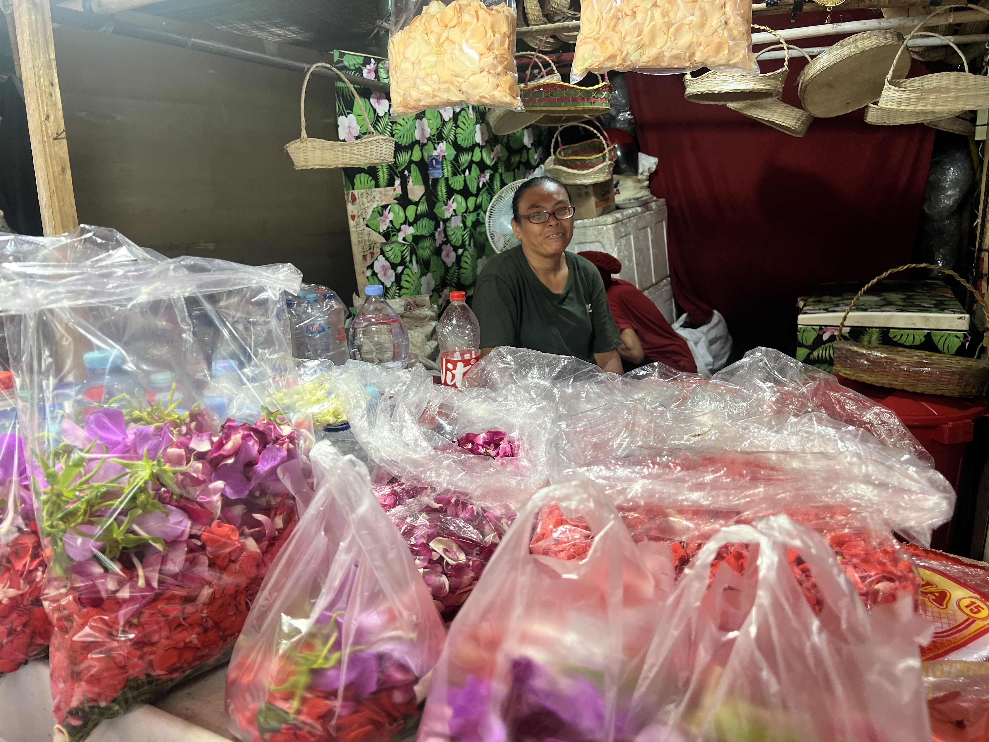 Tradisi Ziarah Membawa Berkah, Penjual Bunga di TPU Karet Bivak Raup Omzet Rp 2 Juta Sehari