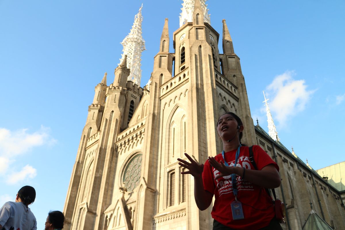 Pemandu wisata untuk Tur Wisata Bhineka, Wisata Rumah Ibadah sedang menjelaskan mengenai sejarah Gereja Katedral