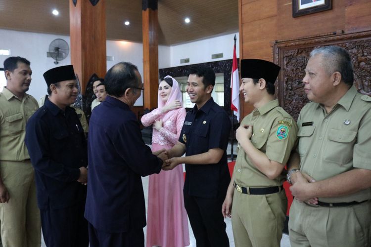 Bupati Trenggalek Emil Elestianto Dardak, didampingi Arumi Bachsin dan Wakil Bupati Mochammad Nur Arifin, melaksanakan halalbihalal di Pendopo Kabupaten Trenggalek, seusai apel bersama pada Senin (25/6/2018)