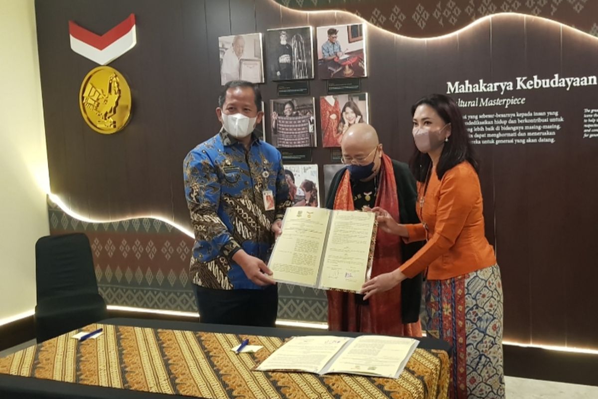 Wali Kota Jakarta Utara Ali Maulana Hakim bersama Direktur Utama Galeri MURI usai menandatangani kerja sama kunjungan edukasi ke Galeri MURI, Kamis (30/12/2021).