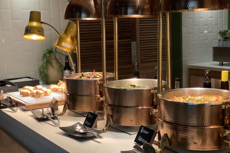 Di akhir perjalanan Casual Walking Tour Kompas.com, Sabtu (18/4/2026), peserta kembali dimanjakan dengan aneka camilan dan minuman segar, serta santapan buffet makan siang di Hotel Mercure Jakarta Sabang, sebagai penutup pengalaman menjelajah jejak kopi di ibu kota.