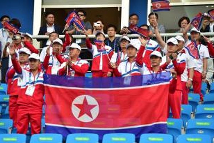 Kontingen Korea Utara sedang mendukung atlet mereka yang bertanding pada Asian Games 2014.