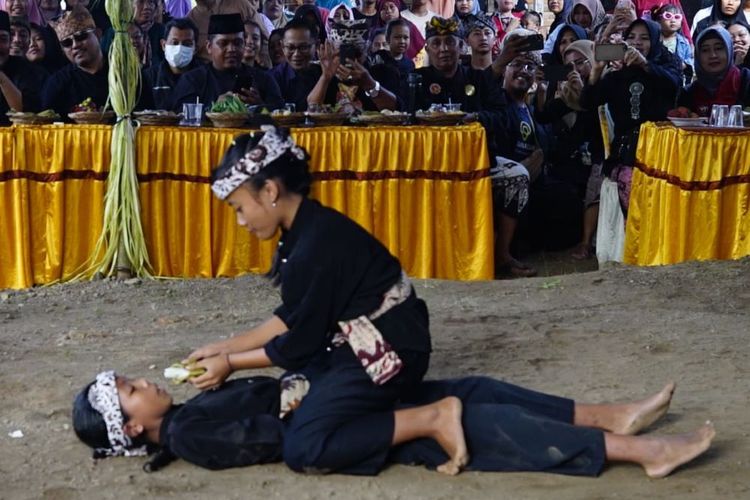 Anak-anak warga Dusun Mondoluko, Desa Tamansuruh, Kecamatan Glagah, saat memperagakan gerakan Pencak Sumping, Kamis (29/6/2023).