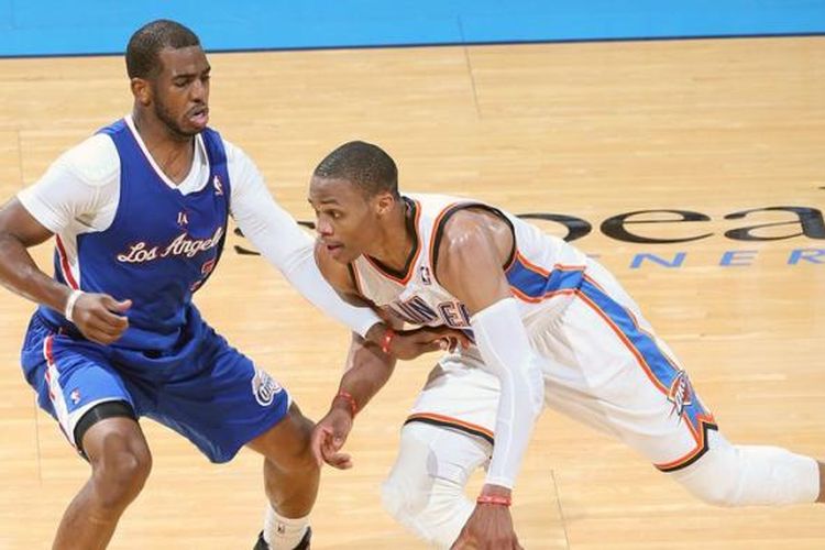 Pemain Oklahoma City Thunder, Russell Westbrook (kanan) mencoba melewati Chris Paul dari Los Angeles Clippers pada laga kelima semifinal Wilayah Barat di Chesapeake Energy Arena, Selasa (13/5/2014). Thunder menang 105-104.