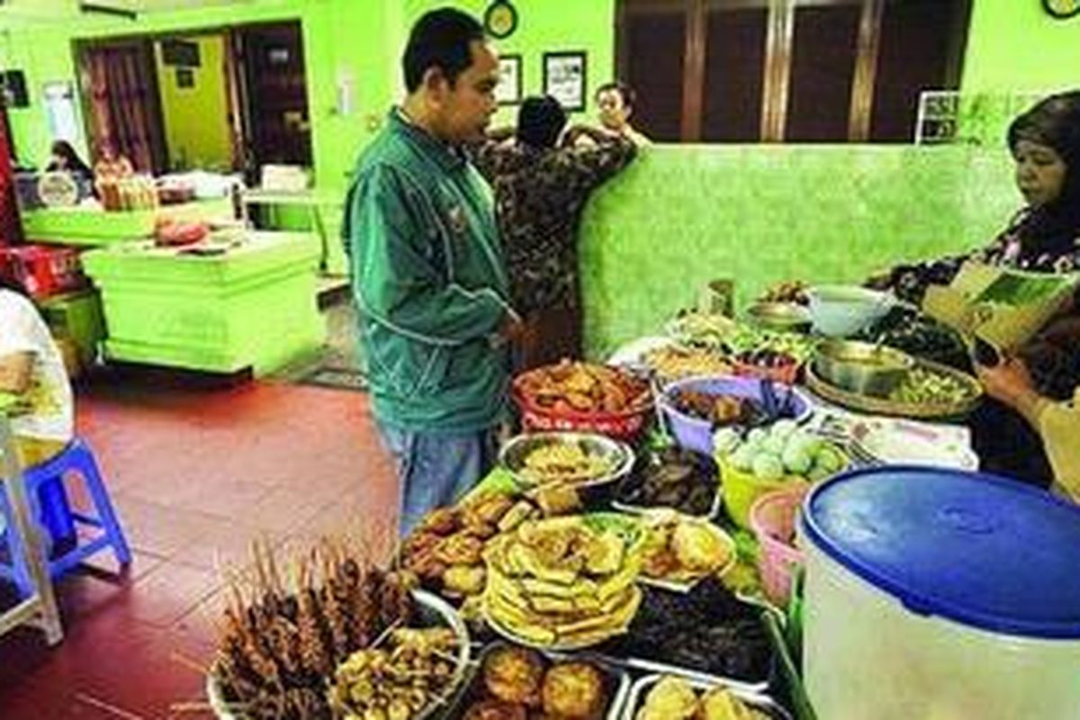 Pecel khas Ponorogo Hj Boeyatin, Surabaya.