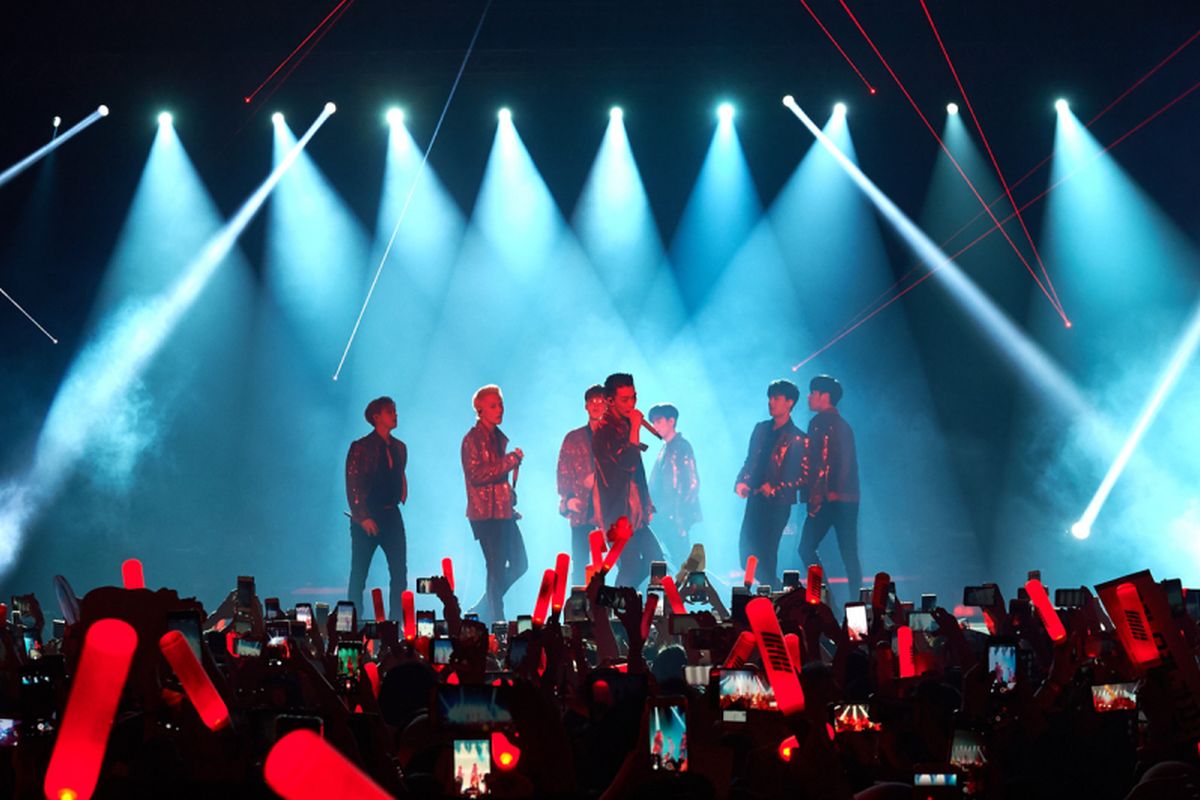 Penampilan iKON dalam konser Continue Tour di Tennis Indoor Senayan, Jakarta, Minggu (18/11/2018) malam.