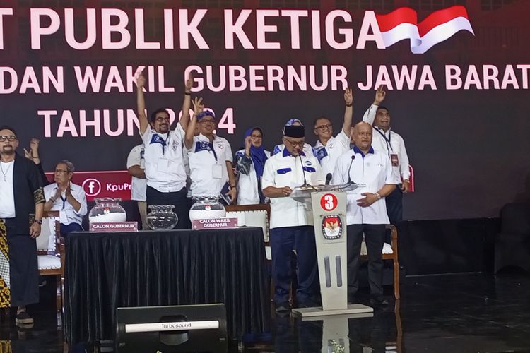 Pasangan nomor urut 3 Ahmad Syaikhu-Ilham Habibie dalam debat publik ketiga atau terakhir Pilgub Jabar 2024 di Bogor, Jawa Barat, Sabtu (23/11/2024).