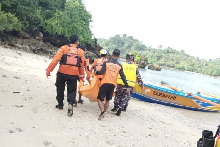 Petugas gabungan saat mengevakuasi jenazah Galang Edhi Swasono di Pulau Sempu, Jumat (29/12/2023).