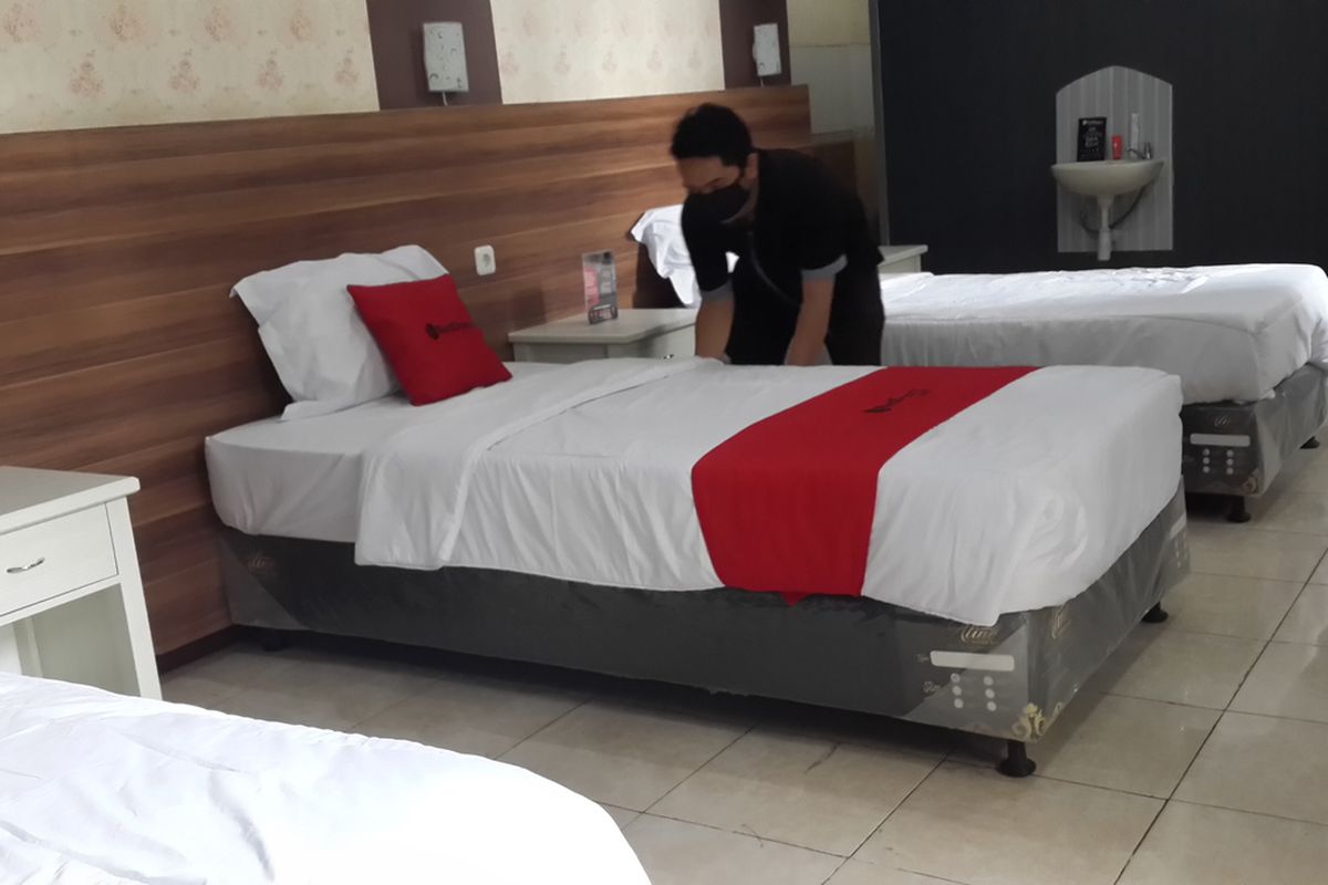 Petugas membersihkan kamar hotel di SMKN 4 Kota Malang, Kamis (16/7/2020).
