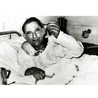 Washkansky setelah operasi transplantasi jantungnya pada tahun 1967