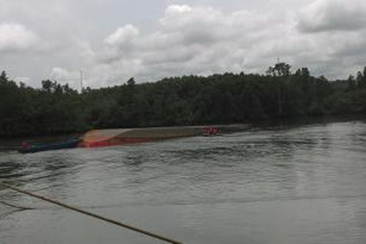 Satu orang tewas dan enam lainnya luka-luka dalam insiden temnggelamnya kapal LCT Daniel 8019 bermuatan penuh 37.000 lebih tabung 3 Kg di muara sungai Somber, Balikpapan, Kalimantan Timur, Jumat (8/5/2015)